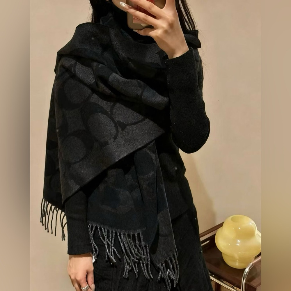 NWT Coach Signature Oversized Muffler，97% wool, 3% cashmere - Picture 6 of 8